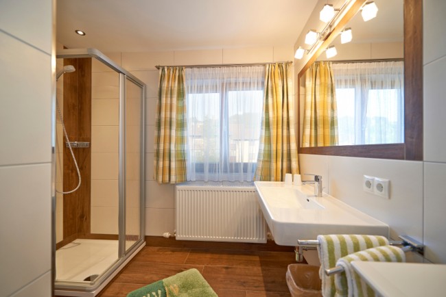 Modernes Badezimmer mit Dusche und WC