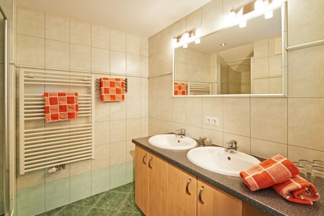 Bad mit Dusche und WC