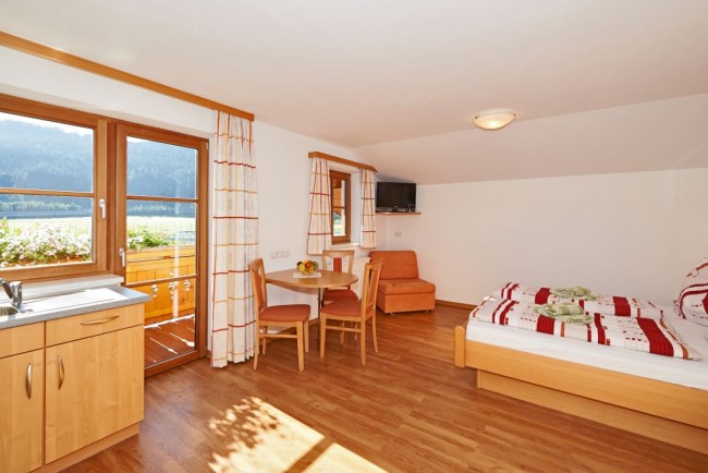 Appartement A Schlafzimmer mit TV und Balkon