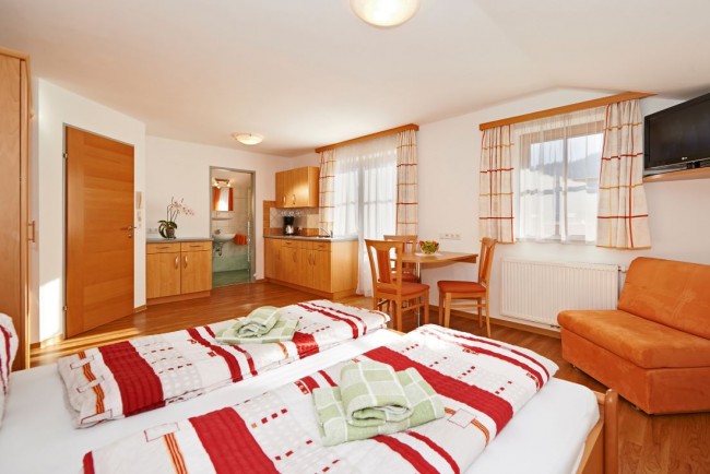 Schlafzimmer mit TV im Appartement A