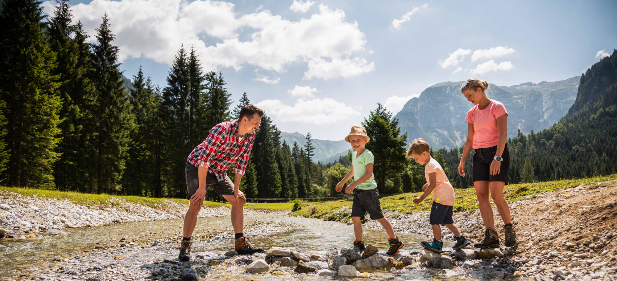 Familie beim Wandern © Flachau Tourismus