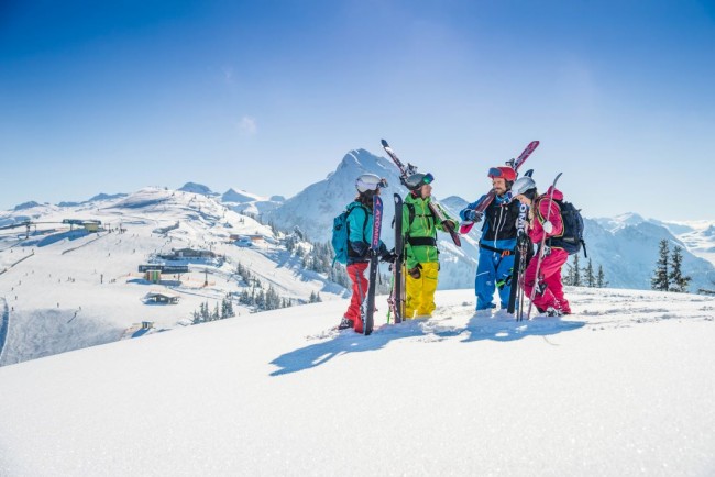 Skifahrer auf der Skipiste im Skigebiet Flachau © Flachau Tourismus